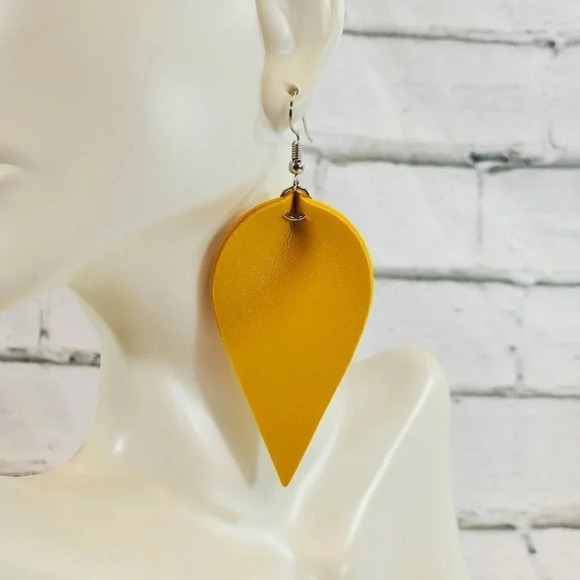 Single Layer Yellow Faux Leather Dangle Chic Lightweight Earrings  1yl18 - Picture 3 of 3